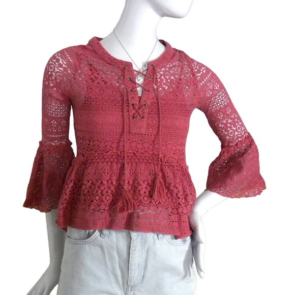 Forever 21 Tops - Forever 21 lace flared 3/4 sleeves blouse size small with cami insert